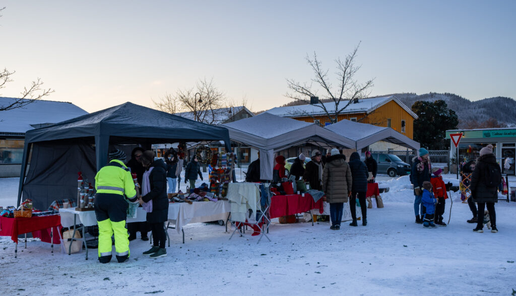 Bilde fra julegrantenninga i fjor.